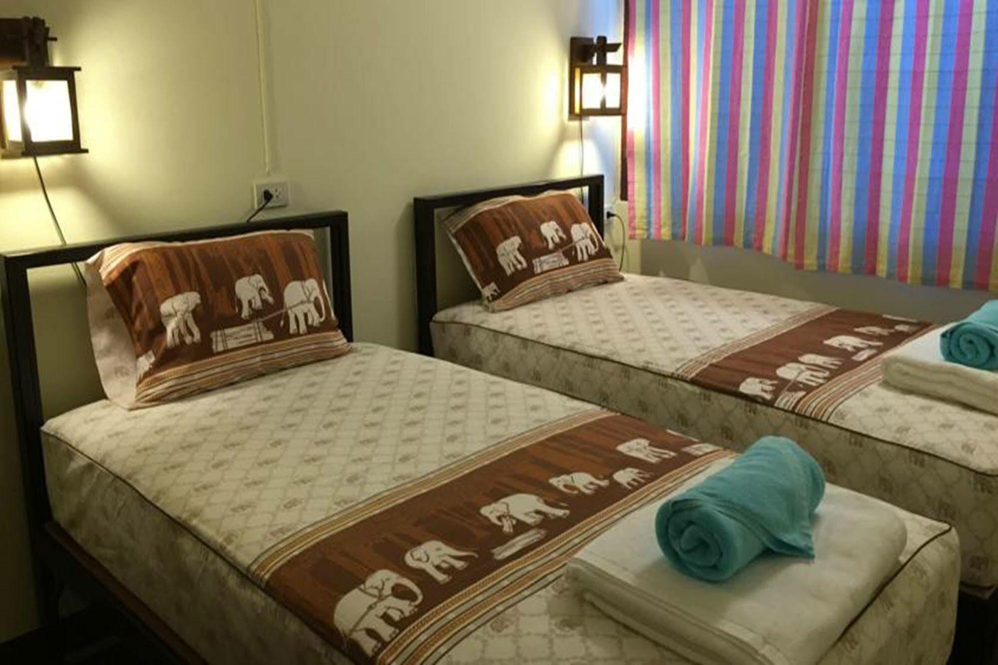 Siriwan Guesthouse Чиангмай Экстерьер фото