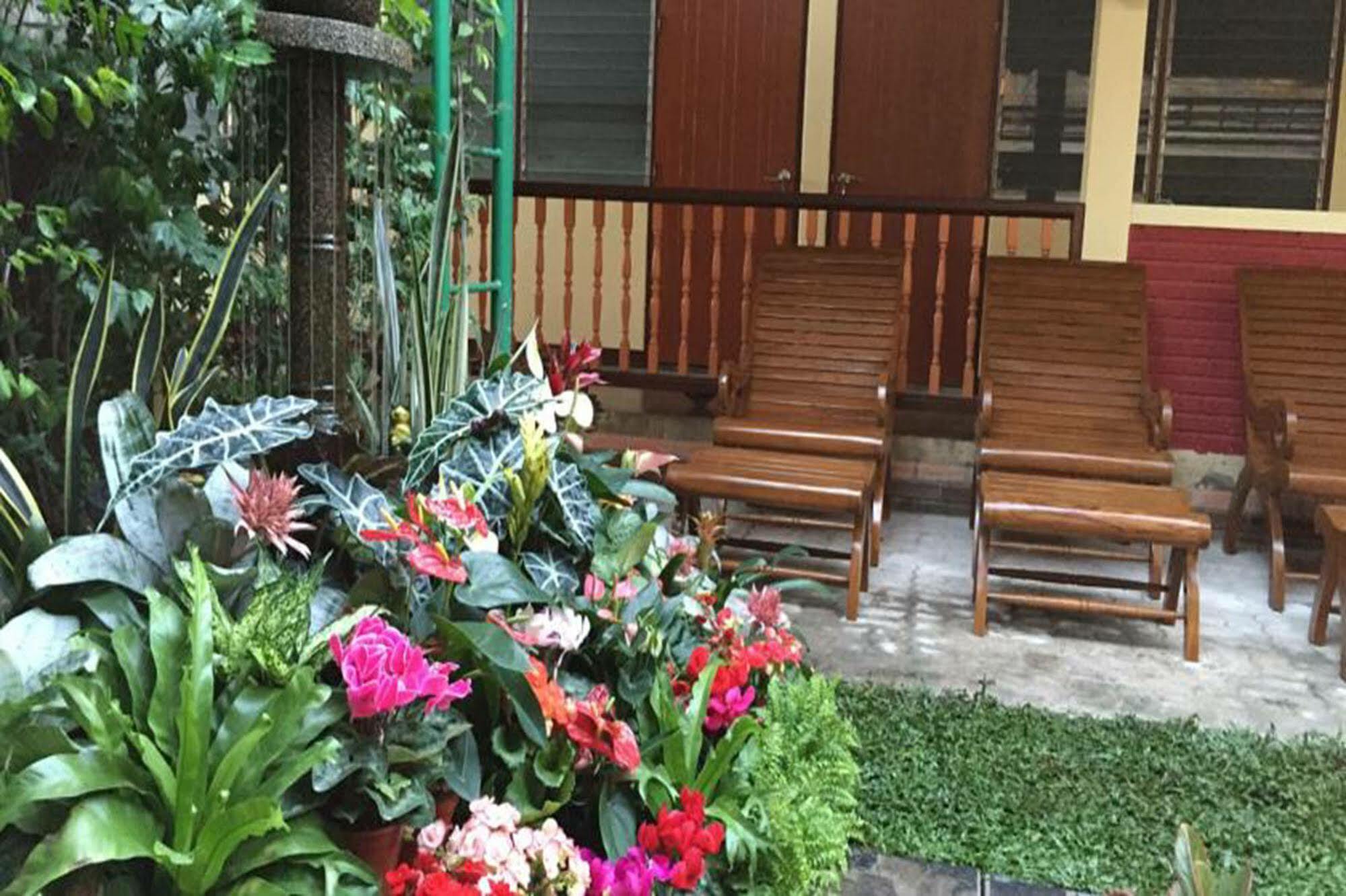 Siriwan Guesthouse Чиангмай Экстерьер фото