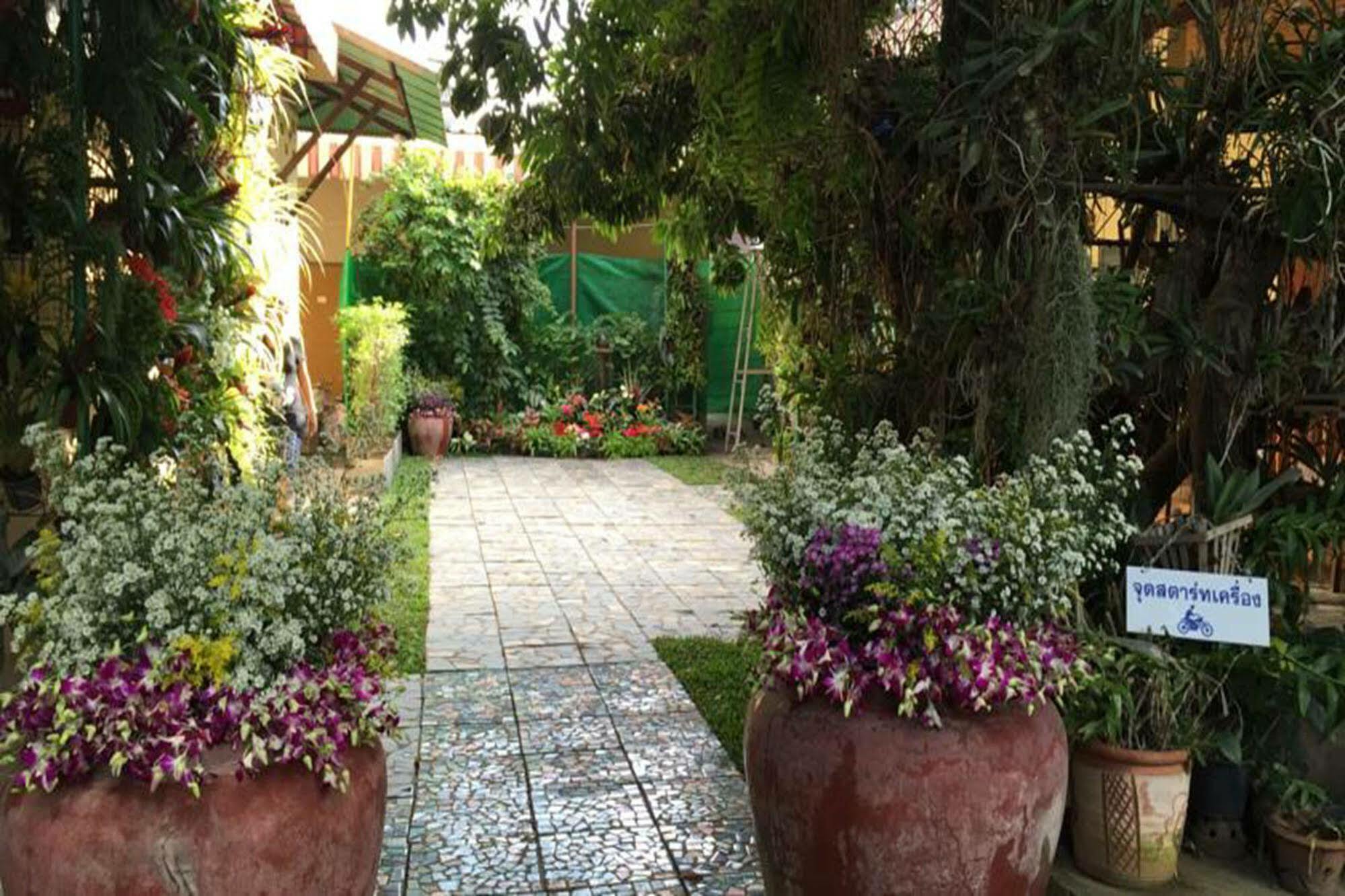 Siriwan Guesthouse Чиангмай Экстерьер фото
